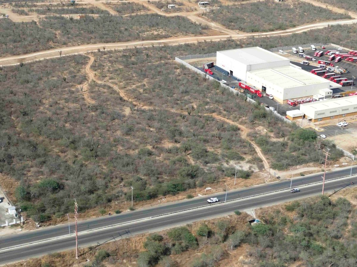 El frente: 145.12 metros sobre la Carretera Transpeninsular, con acceso directo para unidades de carga